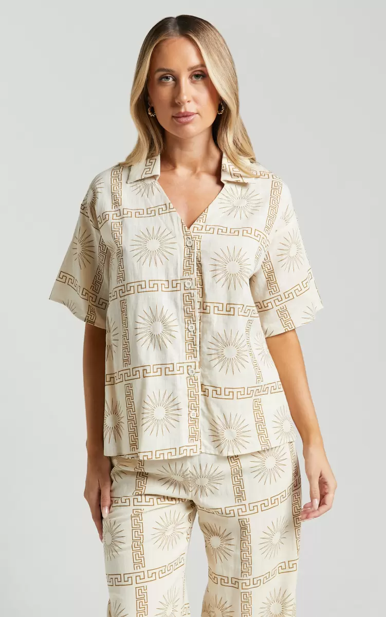Women Tops Cassidy Shirt - Short Sleeve Linen Look Shirt In Beige Sun Print Showpo
